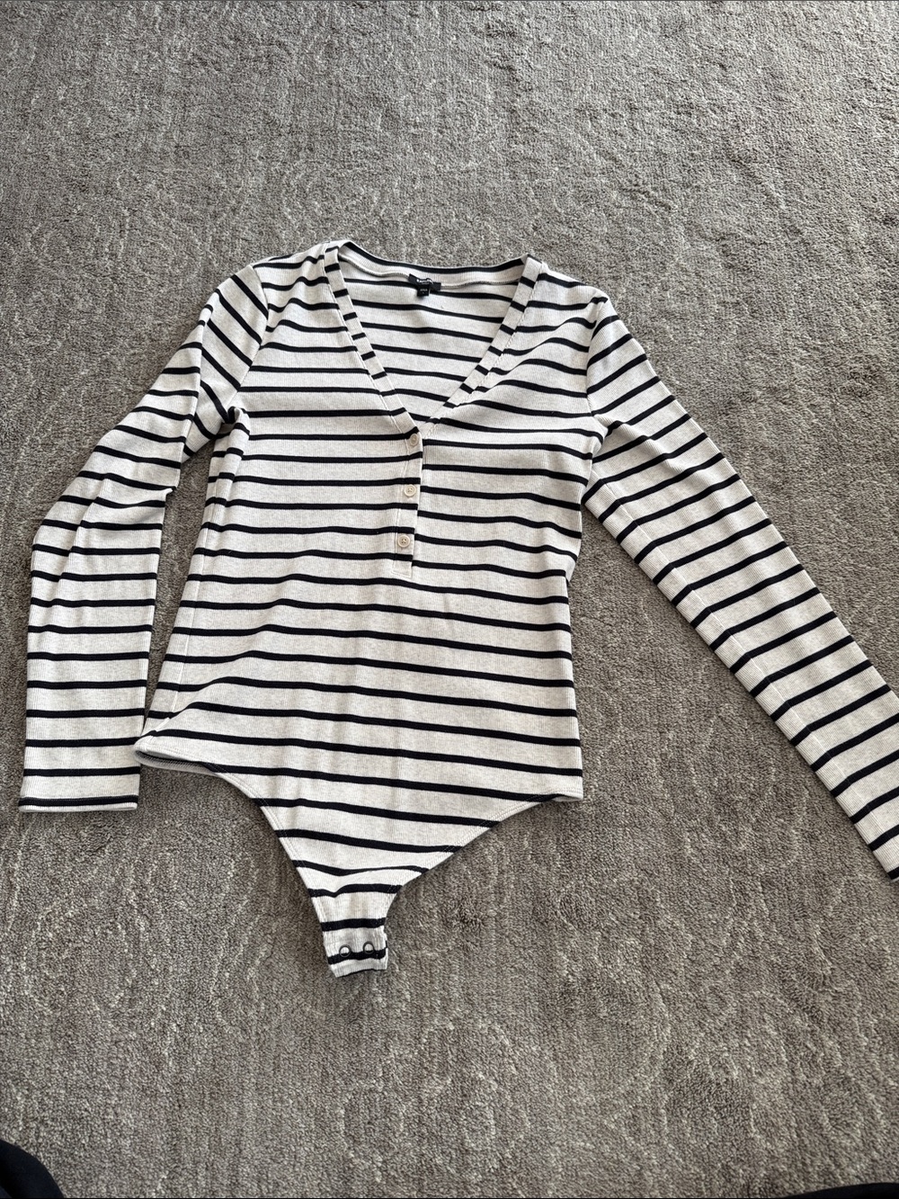 Express Striped V-Neck Long Sleeve Bodysuit - Black & White